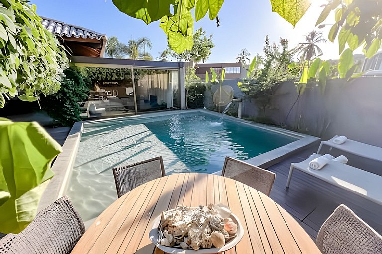 Casa com piscina aquecida, cozinheira, 30m do mar
