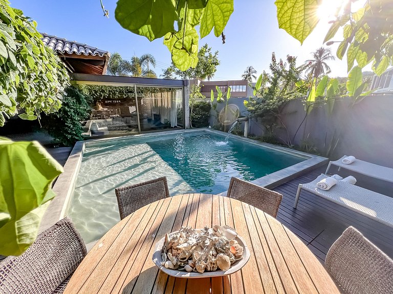 Casa com piscina aquecida, cozinheira, 30m do mar