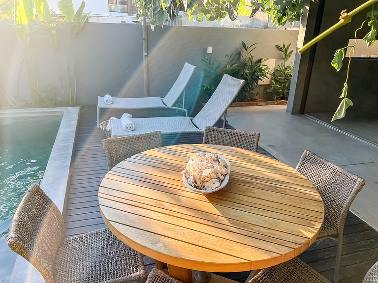 Casa com piscina aquecida, cozinheira, 30m do mar