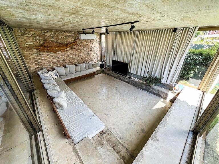 Casa com piscina aquecida, cozinheira, 30m do mar