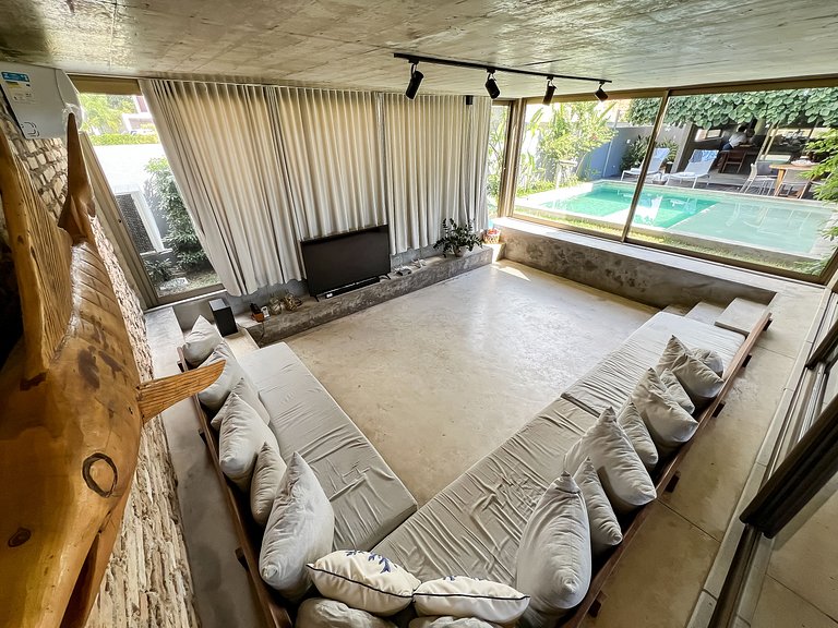Casa com piscina aquecida, cozinheira, 30m do mar