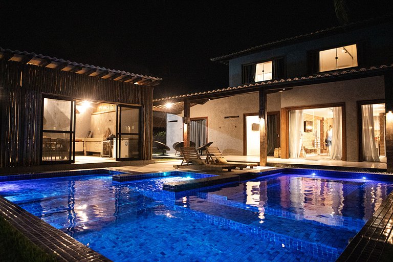 Casa com 5 suítes, sauna, piscina e área gourmet