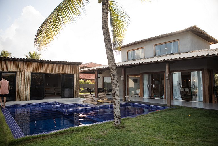 Casa com 5 suítes, sauna, piscina e área gourmet