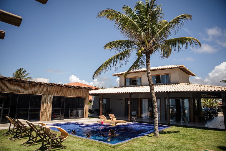 Casa com 5 suítes, sauna, piscina e área gourmet