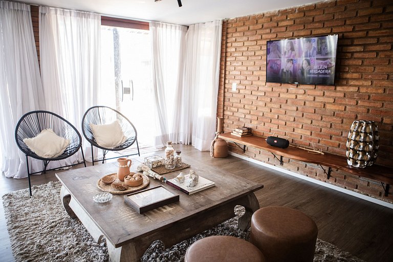 Casa com 5 suítes, sauna, piscina e área gourmet