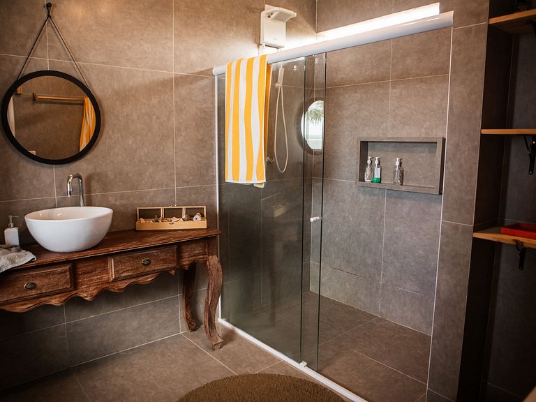 Casa com 5 suítes, sauna, piscina e área gourmet