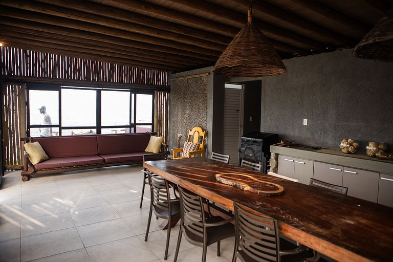 Casa com 5 suítes, sauna, piscina e área gourmet
