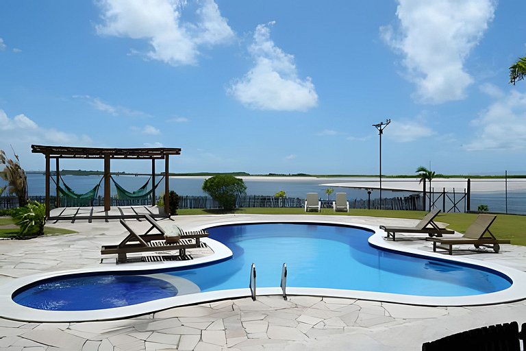 Casa Bruma |Pé na areia, encontro do rio com o mar