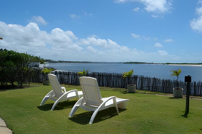 Casa Bruma |Pé na areia, encontro do rio com o mar