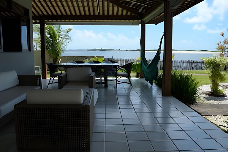 Casa Bruma |Pé na areia, encontro do rio com o mar