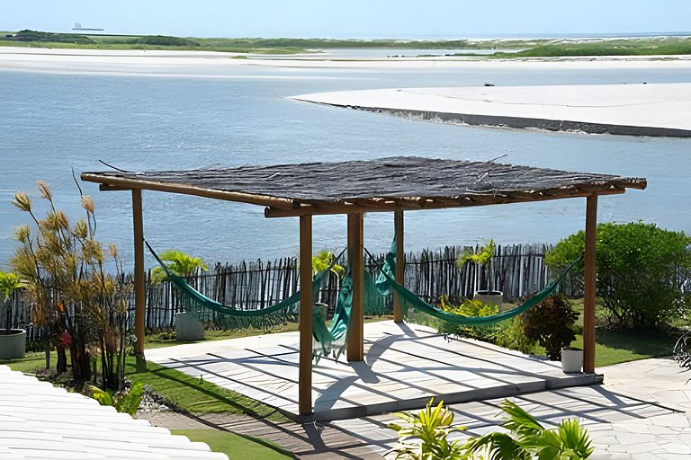 Casa Bruma |Pé na areia, encontro do rio com o mar