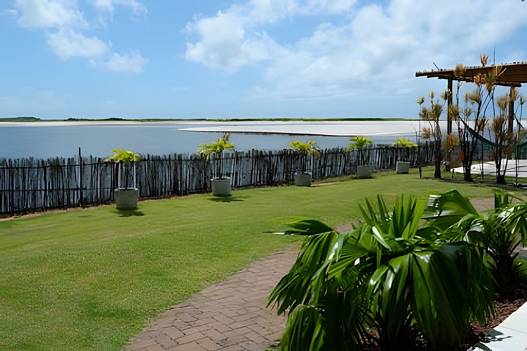 Casa Bruma |Pé na areia, encontro do rio com o mar