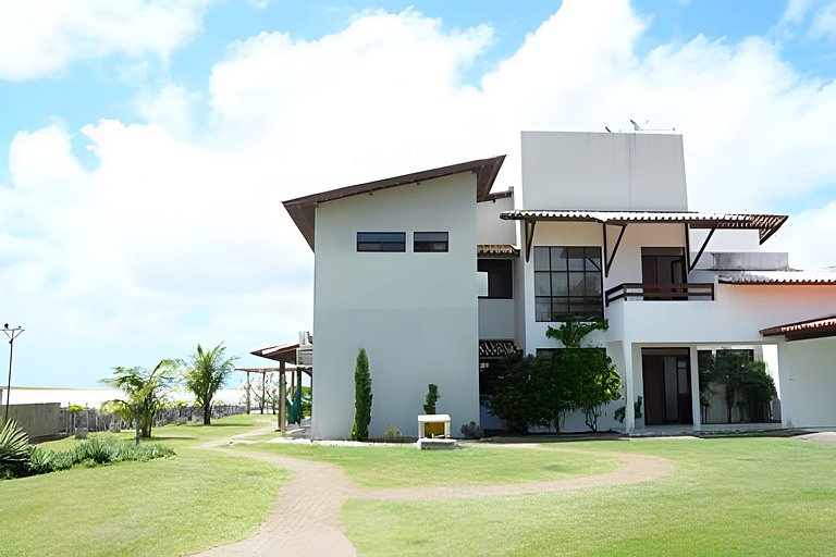 Casa Bruma |Pé na areia, encontro do rio com o mar