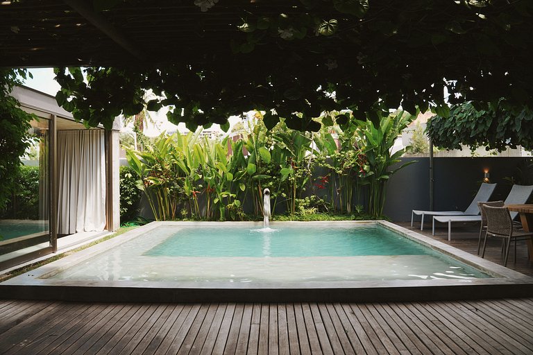 Casa com piscina aquecida, cozinheira, 30m do mar